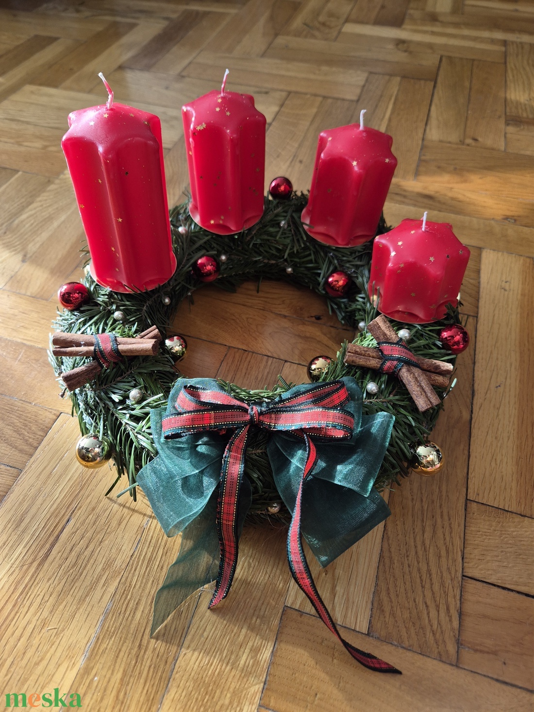 Karácsonyi adventi koszorú élő fenyővel - karácsony - karácsonyi lakásdekoráció - ünnepi asztaldekoráció - Meska.hu