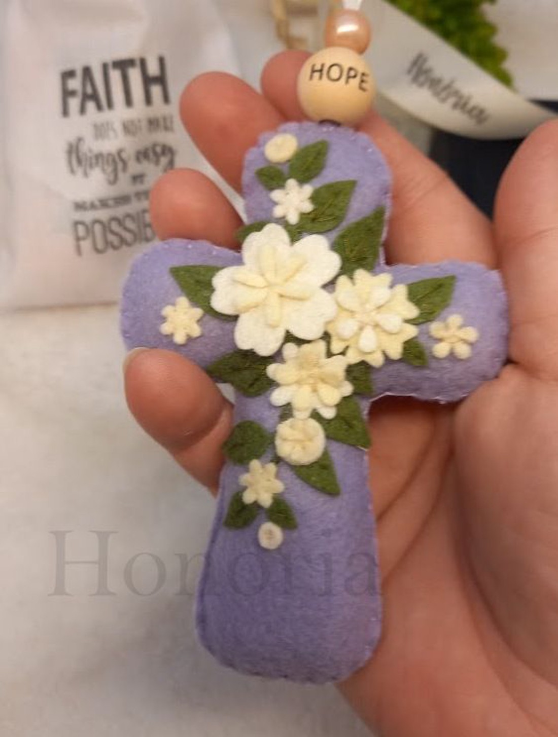 Kereszt, filc virágokkal-Bibliai igés zsákban-HOPE-vLila - otthon & életmód - vallás - kereszt - Meska.hu