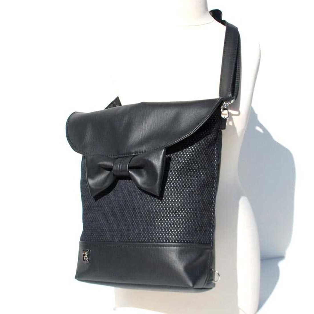 SuziartBag Fekete ezüst-pöttyös masnis 2in1 hátizsák - táska & tok - kézitáska & válltáska - válltáska - Meska.hu SuziartBag Fekete ezüst-pöttyös masnis 2in1 hátizsák - táska & tok - kézitáska & válltáska - válltáska - Meska.hu