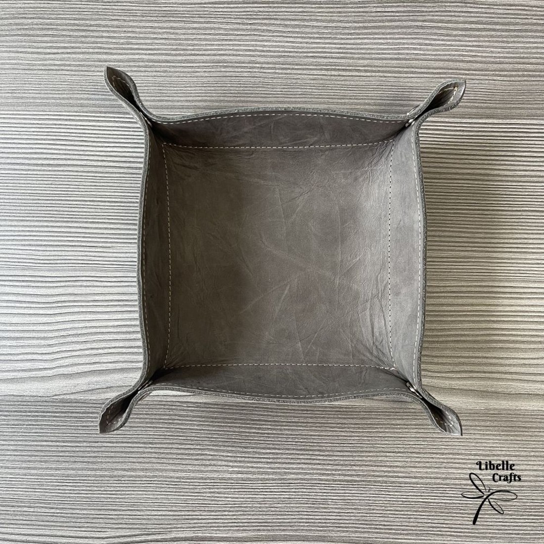 Színes bőr tálca - gyűrt szürke - otthon & életmód - dekoráció - asztal és polc dekoráció - dekorációs tál, tartó - Meska.hu