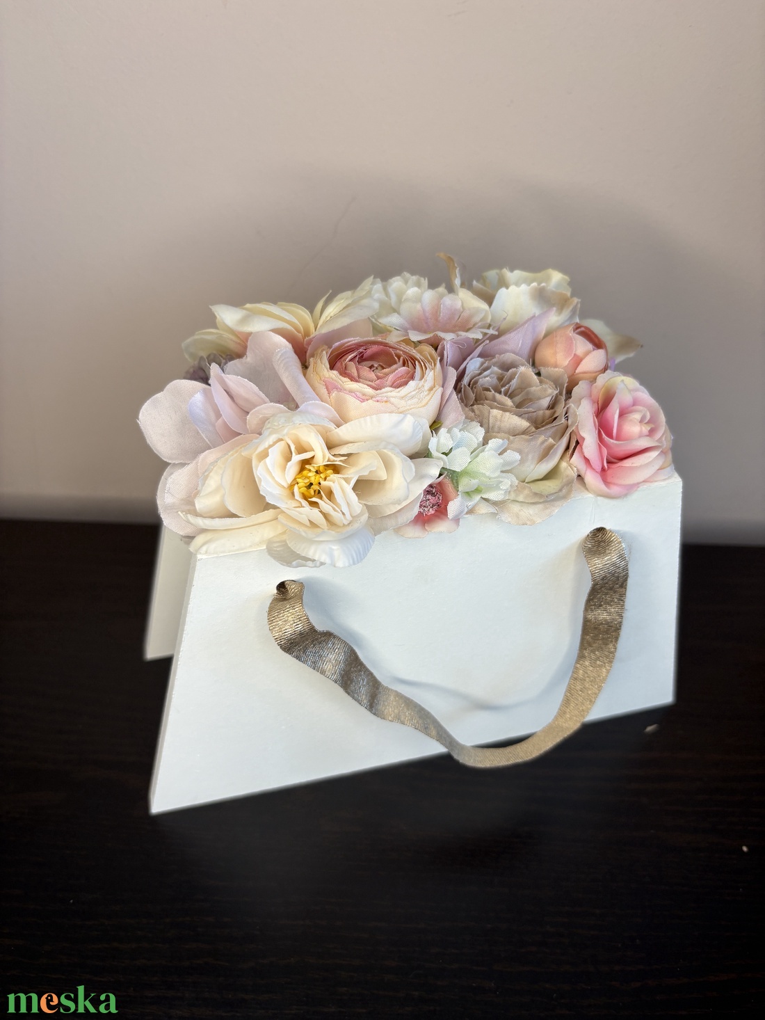 Trapéz alakú művirágos táska - otthon & életmód - dekoráció - asztal és polc dekoráció - asztaldísz - Meska.hu