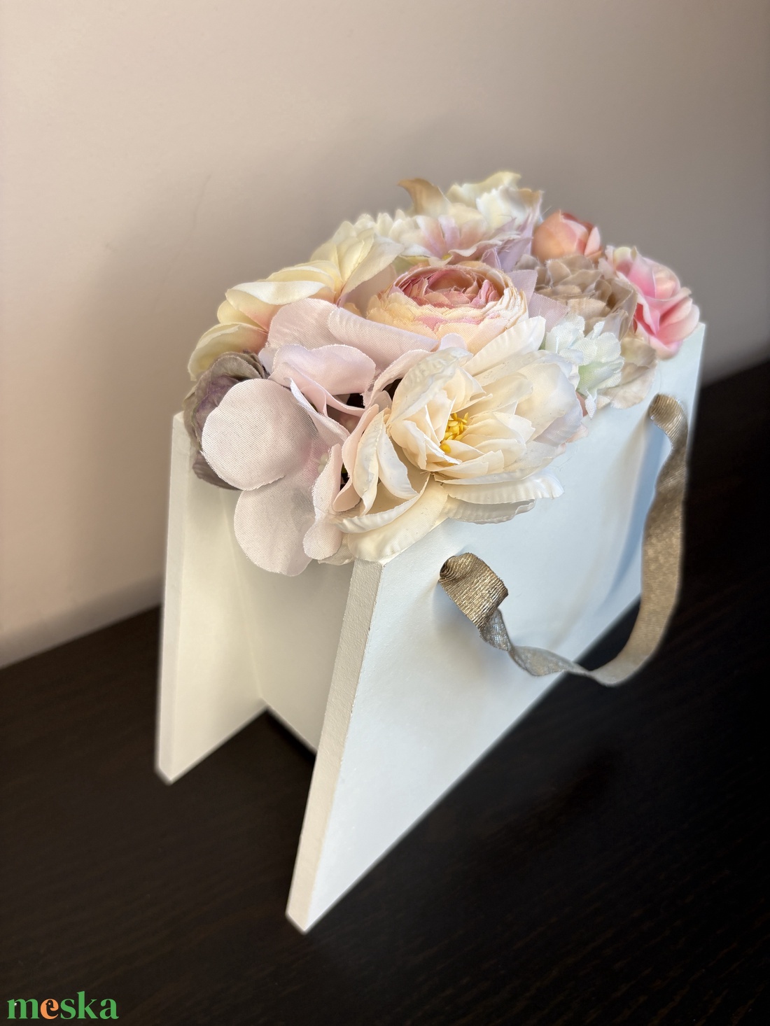 Trapéz alakú művirágos táska - otthon & életmód - dekoráció - asztal és polc dekoráció - asztaldísz - Meska.hu