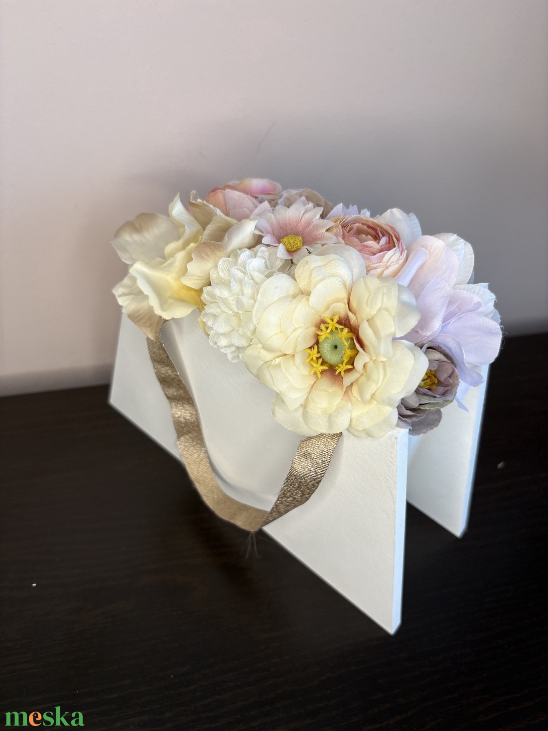 Trapéz alakú művirágos táska - otthon & életmód - dekoráció - asztal és polc dekoráció - asztaldísz - Meska.hu