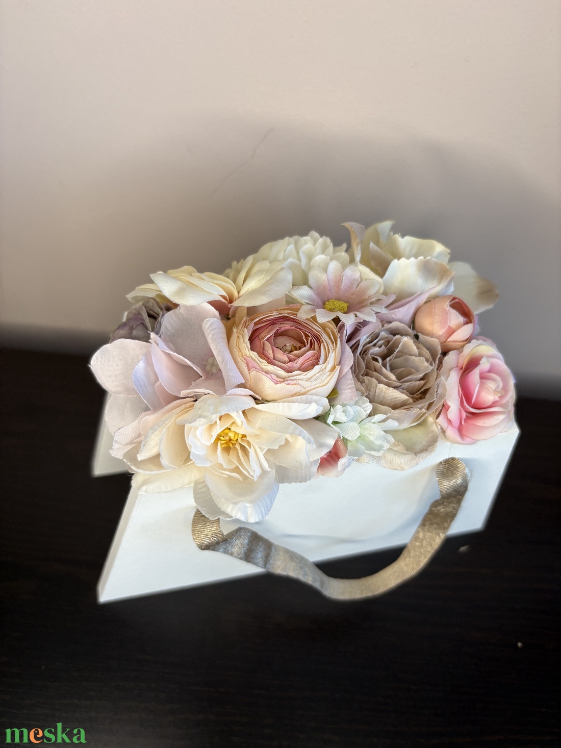 Trapéz alakú művirágos táska - otthon & életmód - dekoráció - asztal és polc dekoráció - asztaldísz - Meska.hu