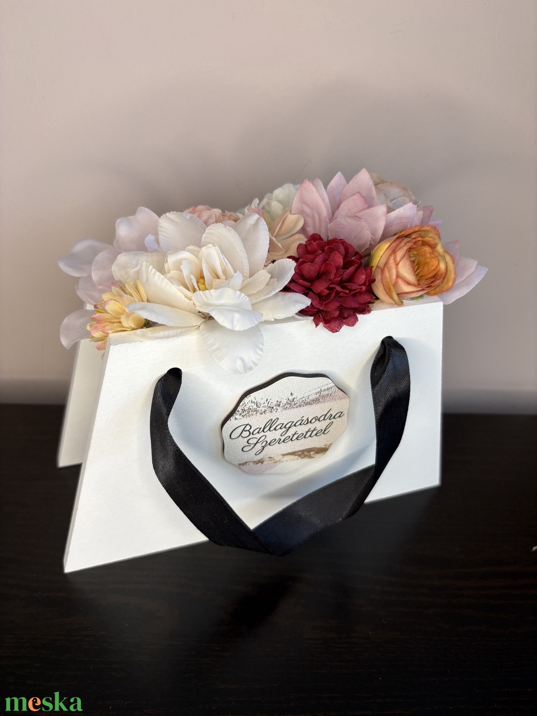 Trapéz alakú művirágos táska ballagásra - otthon & életmód - dekoráció - asztal és polc dekoráció - asztaldísz - Meska.hu