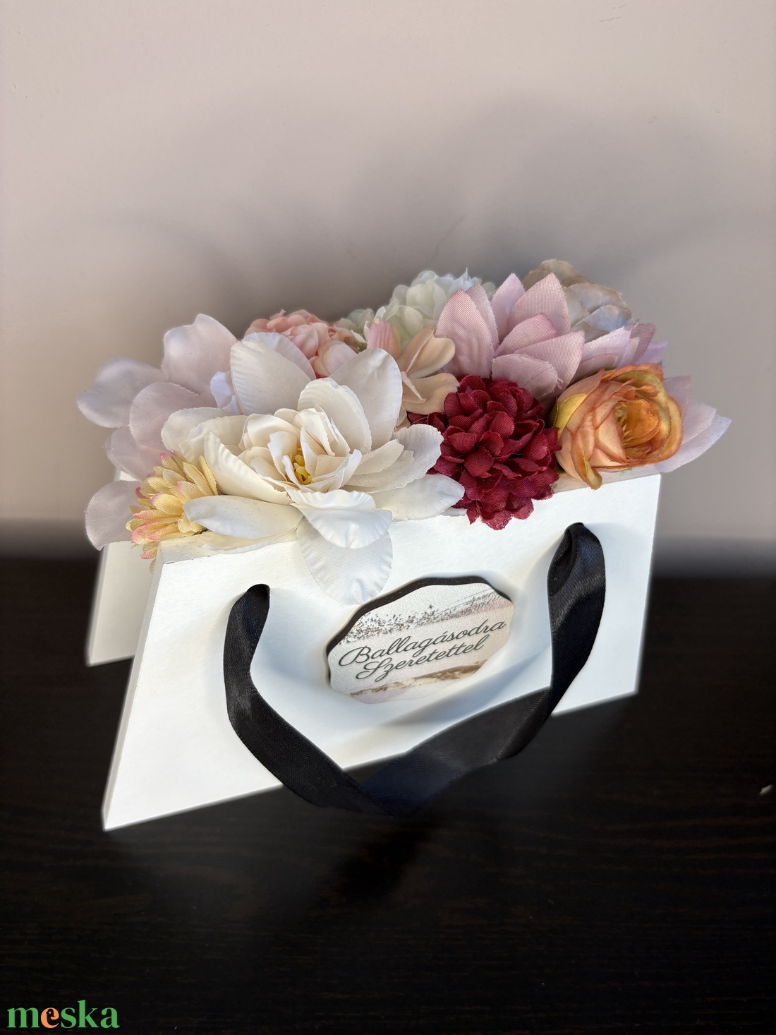 Trapéz alakú művirágos táska ballagásra - otthon & életmód - dekoráció - asztal és polc dekoráció - asztaldísz - Meska.hu