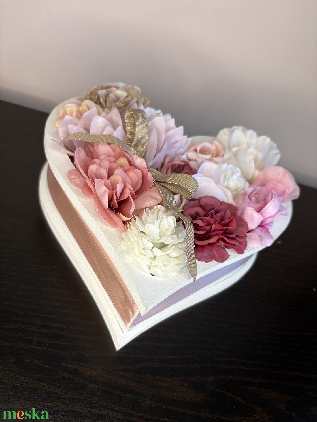 Szív alakú művirágos dísz - otthon & életmód - dekoráció - asztal és polc dekoráció - asztaldísz - Meska.hu