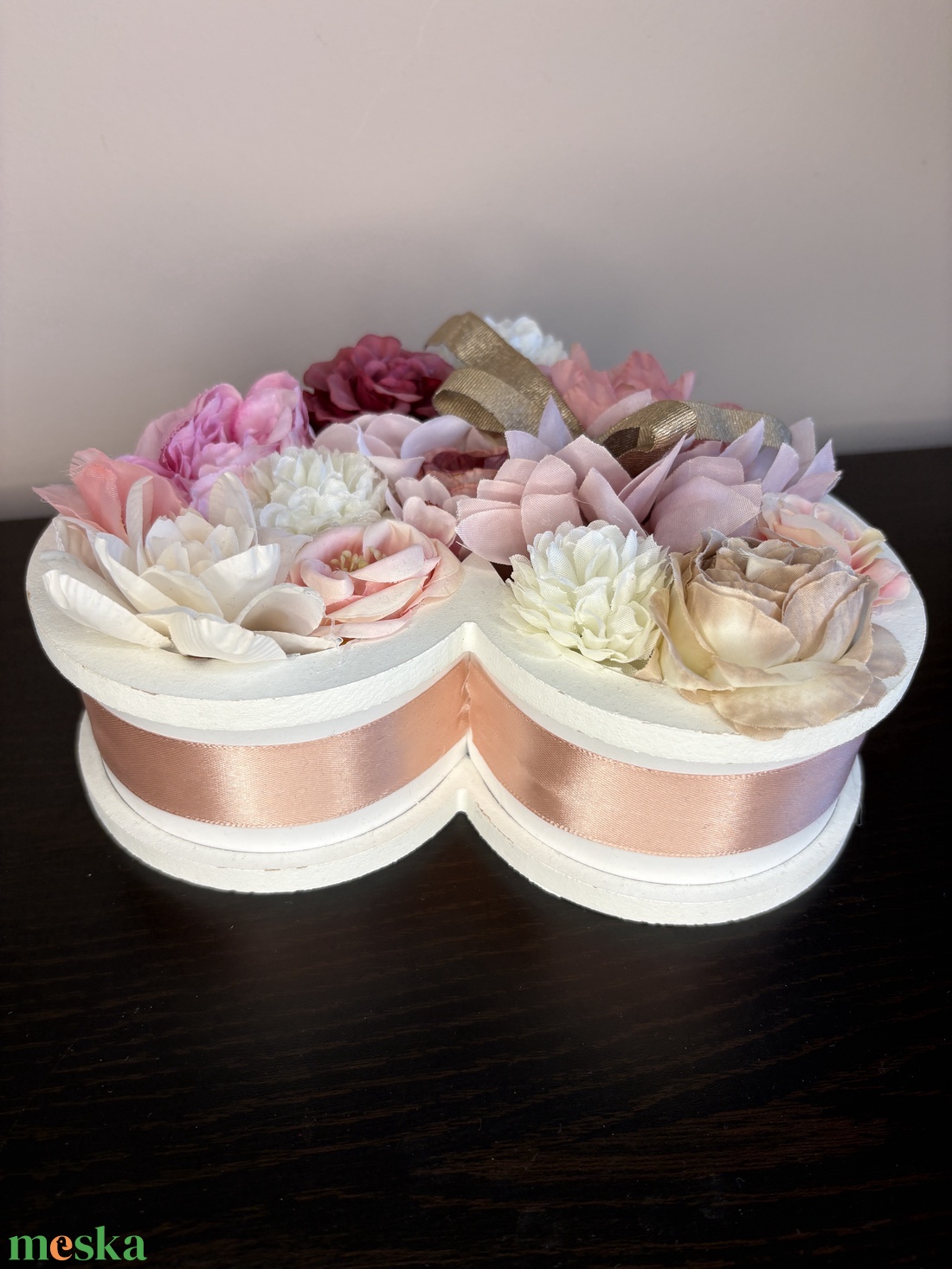 Szív alakú művirágos dísz - otthon & életmód - dekoráció - asztal és polc dekoráció - asztaldísz - Meska.hu