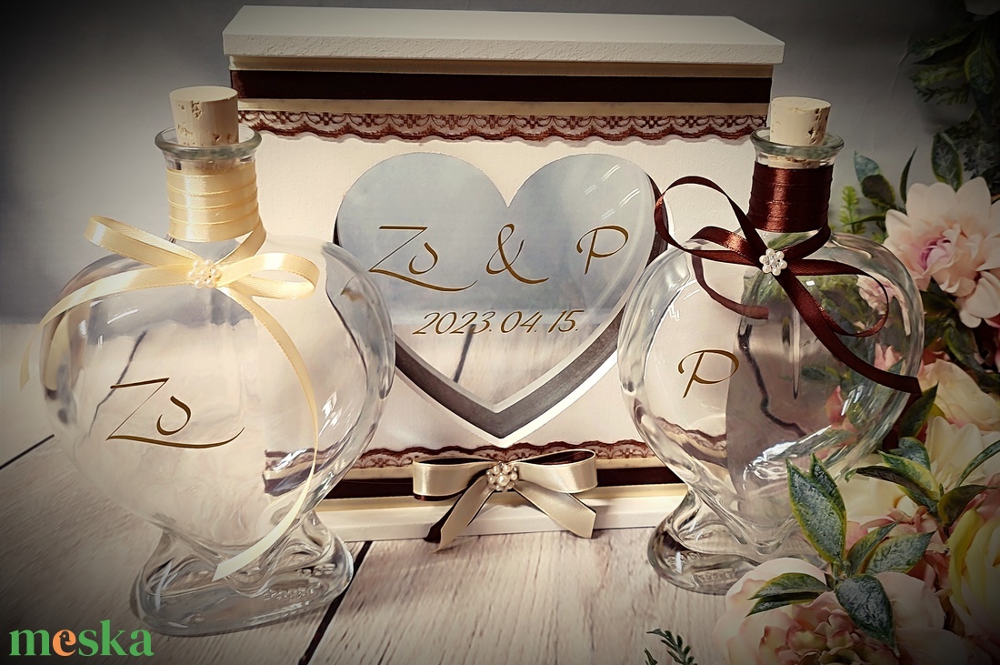 Esküvői homokceremónia szett � gravírozott szív üvegek és egyedi feliratos emlékdoboz, romantikus vintage esküvői kellé - esküvő - emlék & ajándék - nászajándék - ceremónia szett - Meska.hu