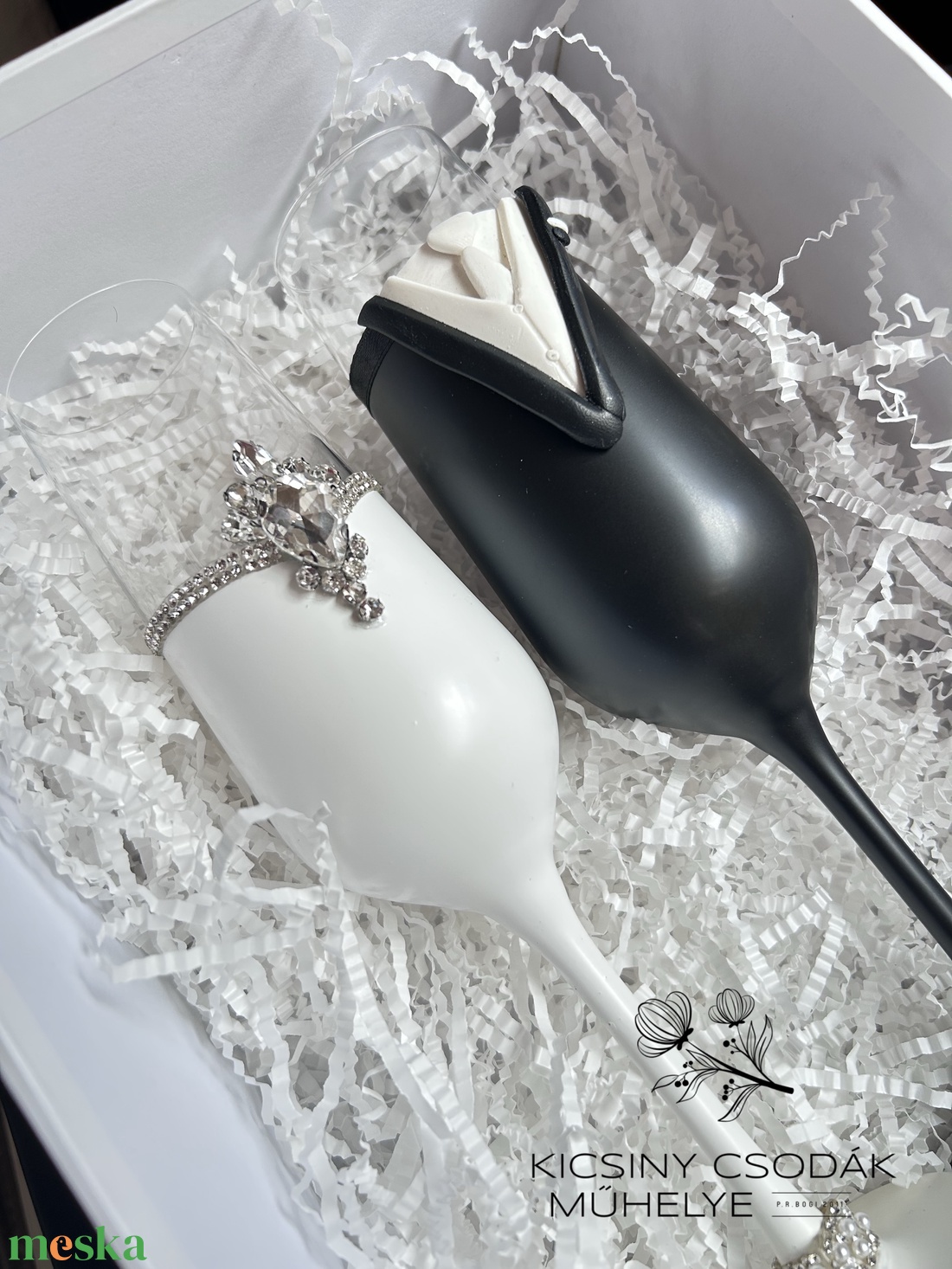 Egyedi menyasszony�vőlegény pezsgőspohár szett díszdobozban,Esküvői ajándék - esküvő - emlék & ajándék - nászajándék - esküvői pohár, pohárszett - Meska.hu