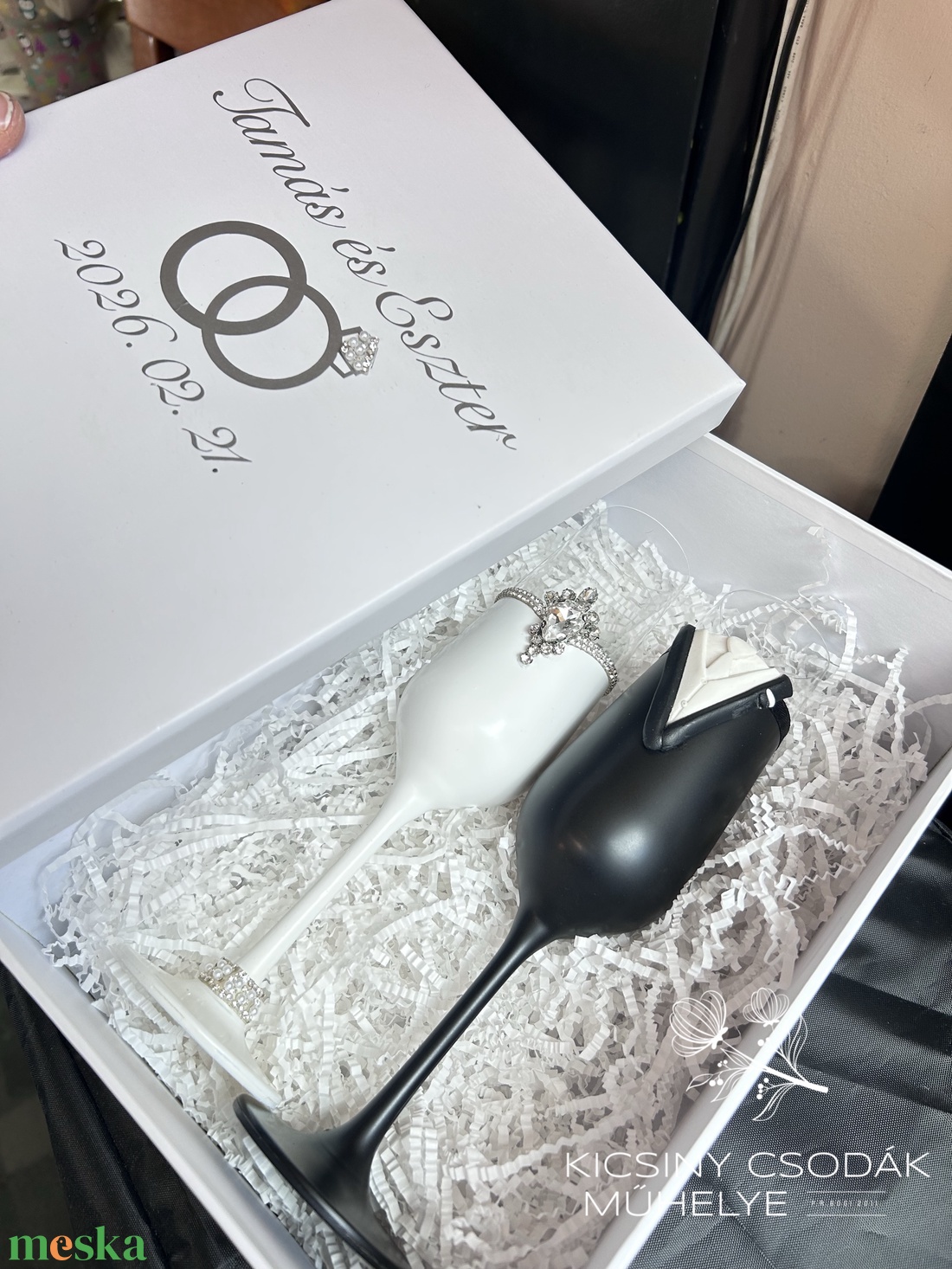 Egyedi menyasszony�vőlegény pezsgőspohár szett díszdobozban,Esküvői ajándék - esküvő - emlék & ajándék - nászajándék - esküvői pohár, pohárszett - Meska.hu