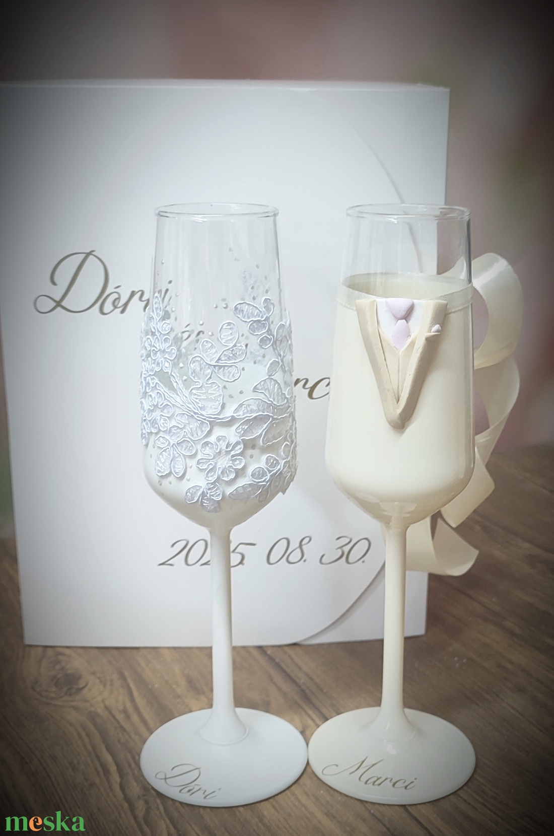 Egyedi menyasszony�vőlegény pezsgőspohár szett díszdobozban,Esküvői ajándék - esküvő - emlék & ajándék - nászajándék - esküvői pohár, pohárszett - Meska.hu