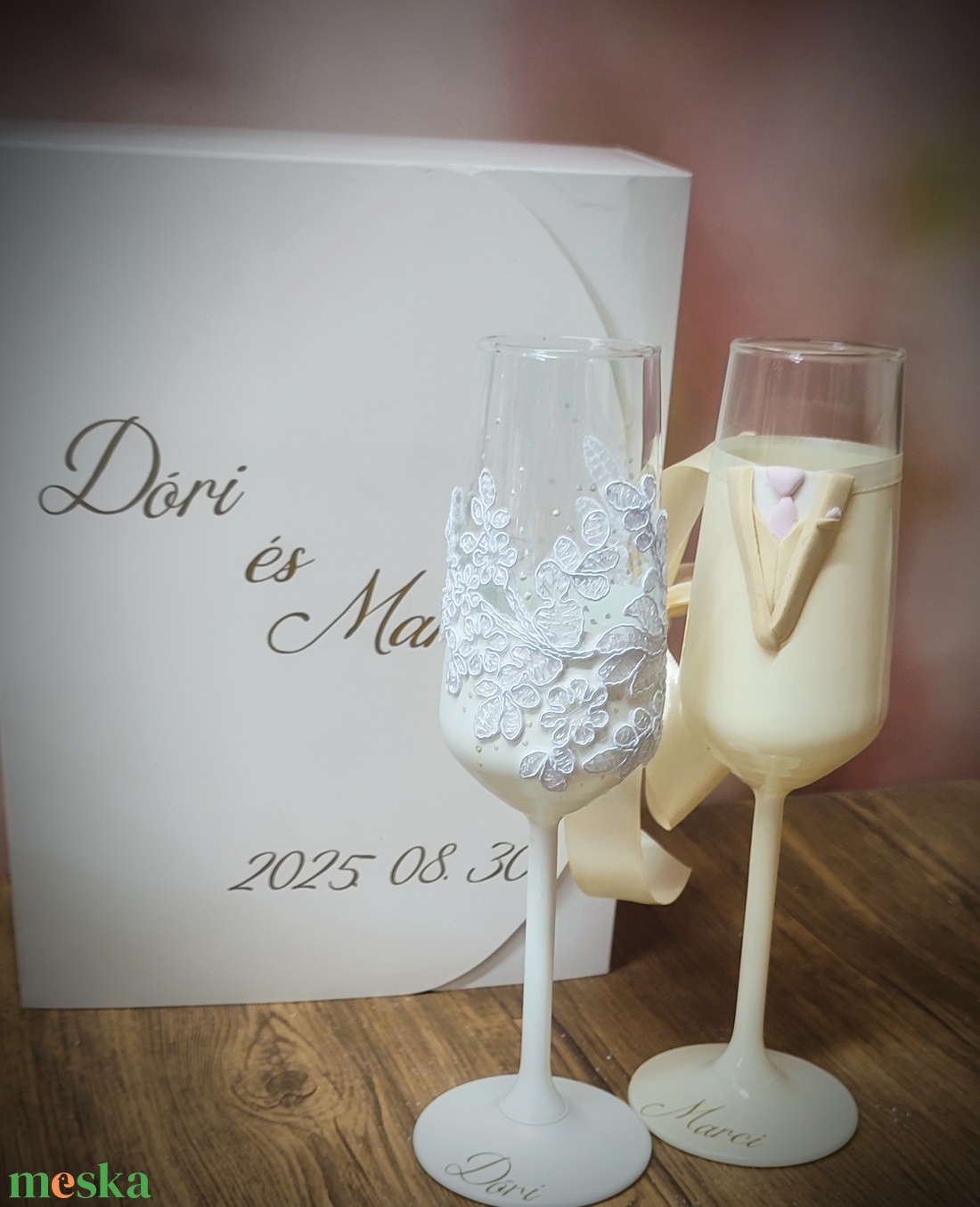 Egyedi menyasszony�vőlegény pezsgőspohár szett díszdobozban,Esküvői ajándék - esküvő - emlék & ajándék - nászajándék - esküvői pohár, pohárszett - Meska.hu