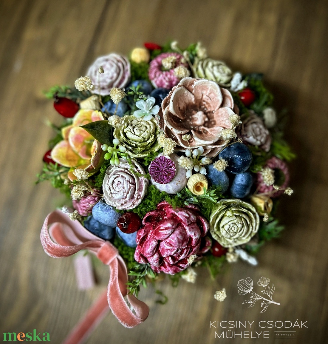 Kézzel készült kerámia virágkompozíció bársony masnival � romantikus asztaldísz - otthon & életmód - virágdekoráció - virágdíszek - asztali virágdísz - Meska.hu