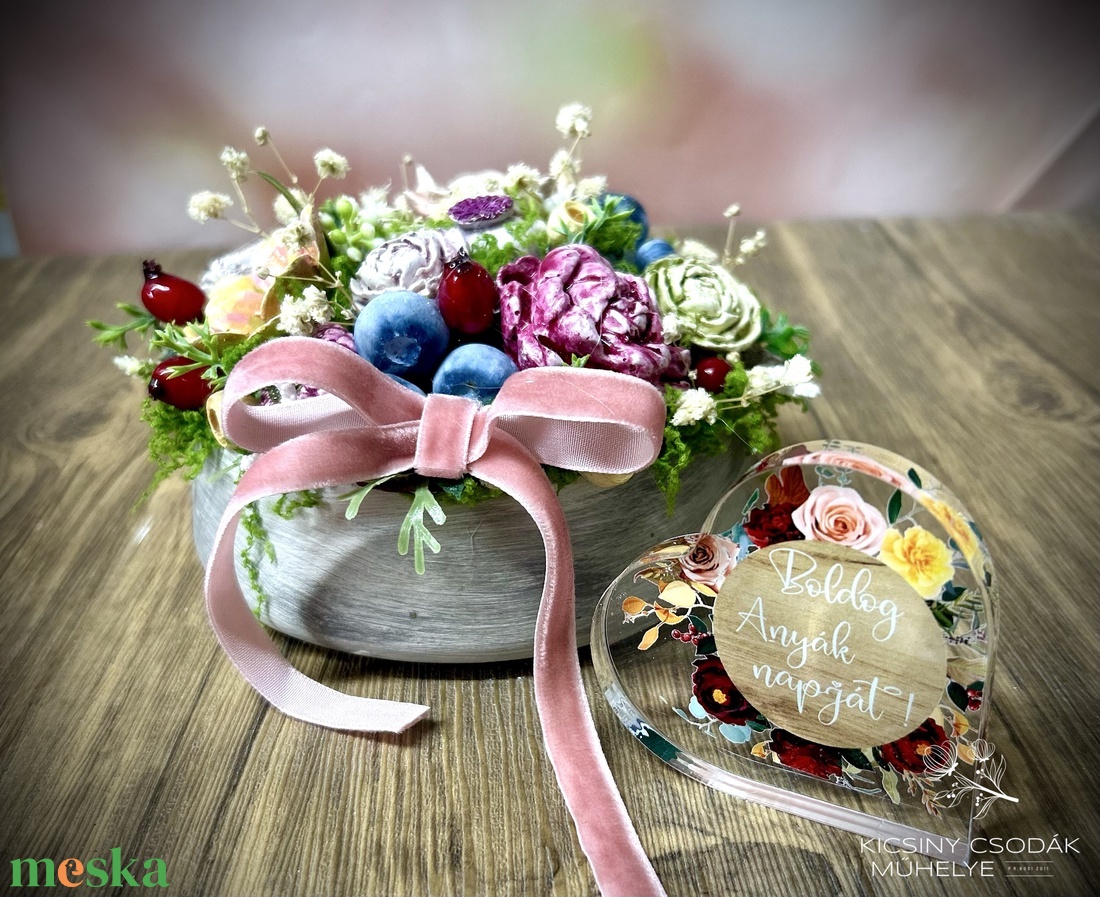 Kézzel készült kerámia virágkompozíció bársony masnival � romantikus asztaldísz - otthon & életmód - virágdekoráció - virágdíszek - asztali virágdísz - Meska.hu