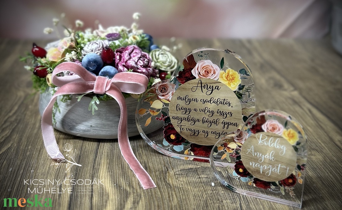 Kézzel készült kerámia virágkompozíció bársony masnival � romantikus asztaldísz - otthon & életmód - virágdekoráció - virágdíszek - asztali virágdísz - Meska.hu