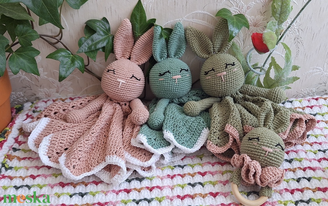 Zöld színű nyuszi szundikendő és rágóka - baba - mama - baba játékok - szundikendő, alvóka - Meska.hu