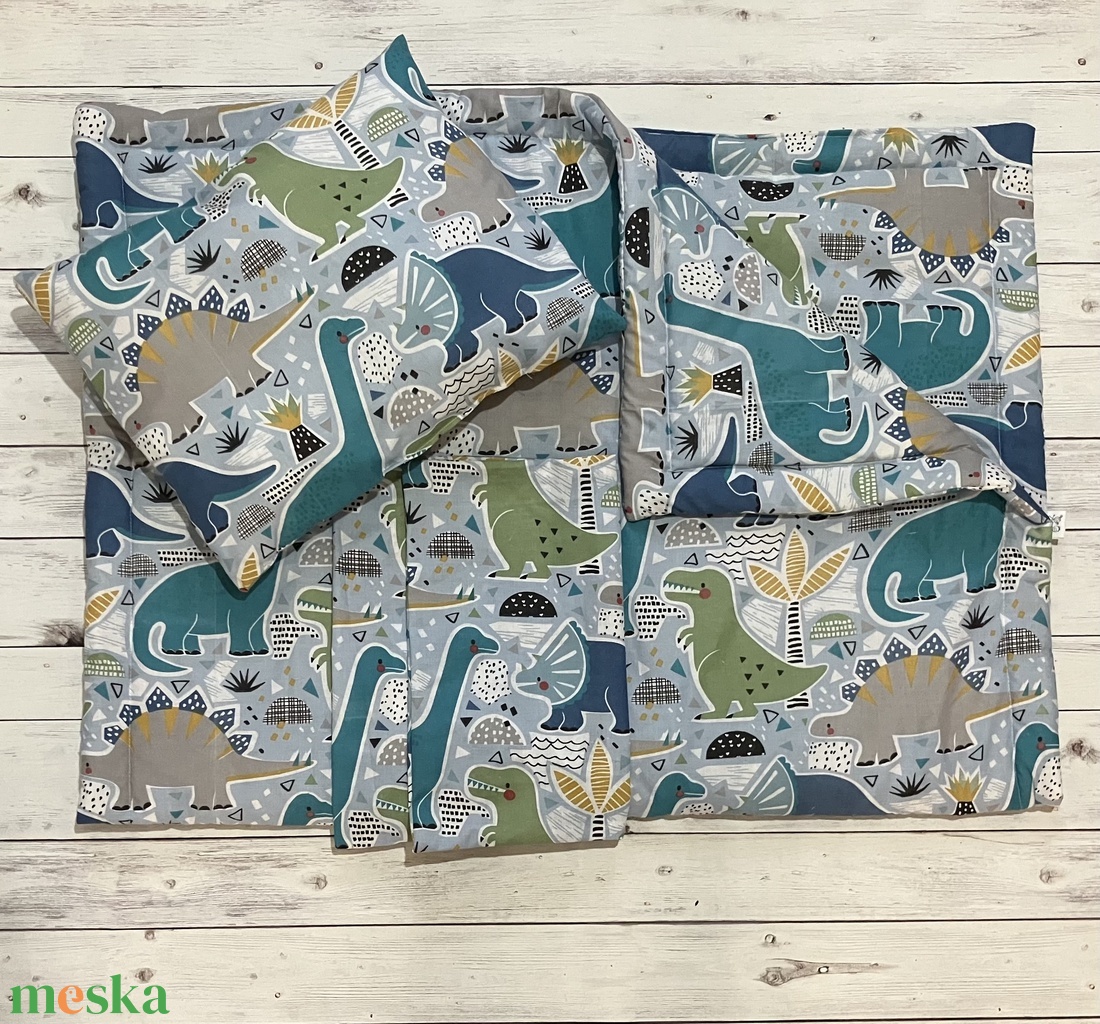 Dínós ovis vagy kisgyermek ágynemű szett + ovizsák tornazsák szett + derékalj  - játék & sport - ovis felszerelés - ovis szett - Meska.hu