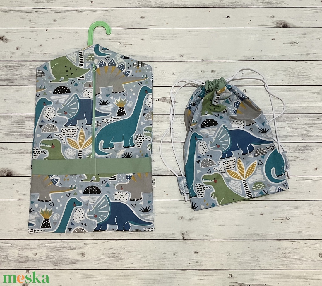 Dínós ovis vagy kisgyermek ágynemű szett + ovizsák tornazsák szett + derékalj  - játék & sport - ovis felszerelés - ovis szett - Meska.hu