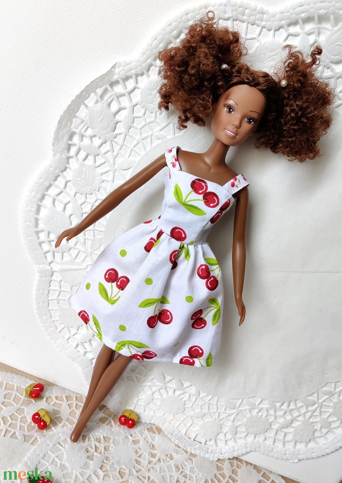 Barbie babaruha cseresznyés mintával - játék & sport - baba & babaház - babaruha, babakellék - Meska.hu Barbie babaruha cseresznyés mintával - játék & sport - baba & babaház - babaruha, babakellék - Meska.hu