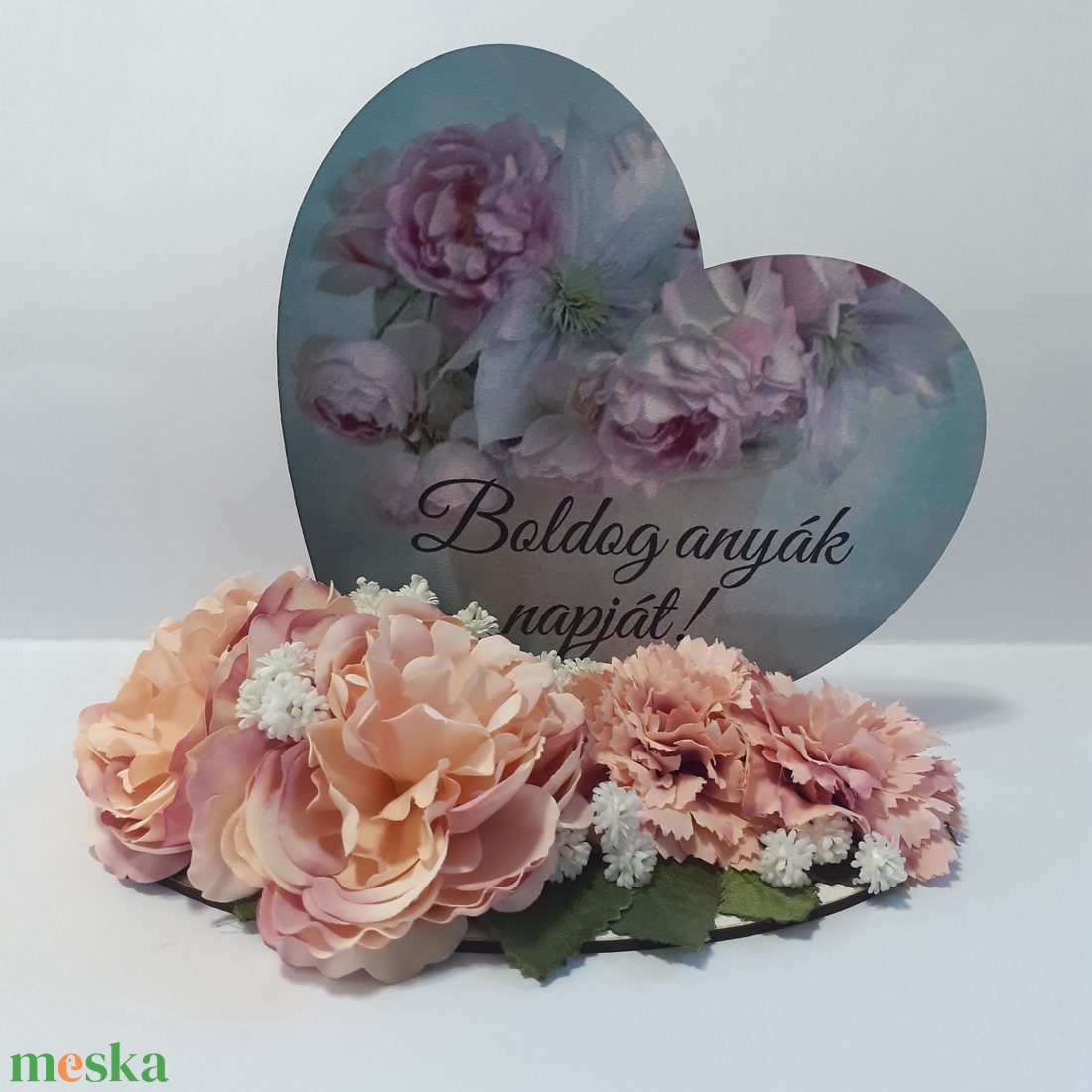 Anyák napi szív tábla selyemvirágokkal díszítve - otthon & életmód - dekoráció - virágdísz és tartó - csokor & virágdísz - Meska.hu Anyák napi szív tábla selyemvirágokkal díszítve - otthon & életmód - dekoráció - virágdísz és tartó - csokor & virágdísz - Meska.hu
