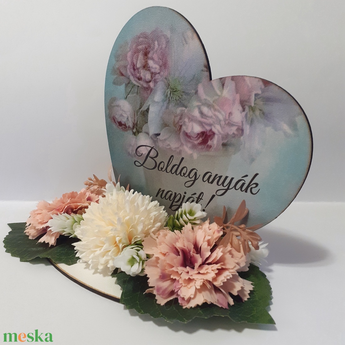 Anyák napi szív tábla selyemvirágokkal díszítve - otthon & életmód - dekoráció - virágdísz és tartó - csokor & virágdísz - Meska.hu Anyák napi szív tábla selyemvirágokkal díszítve - otthon & életmód - dekoráció - virágdísz és tartó - csokor & virágdísz - Meska.hu
