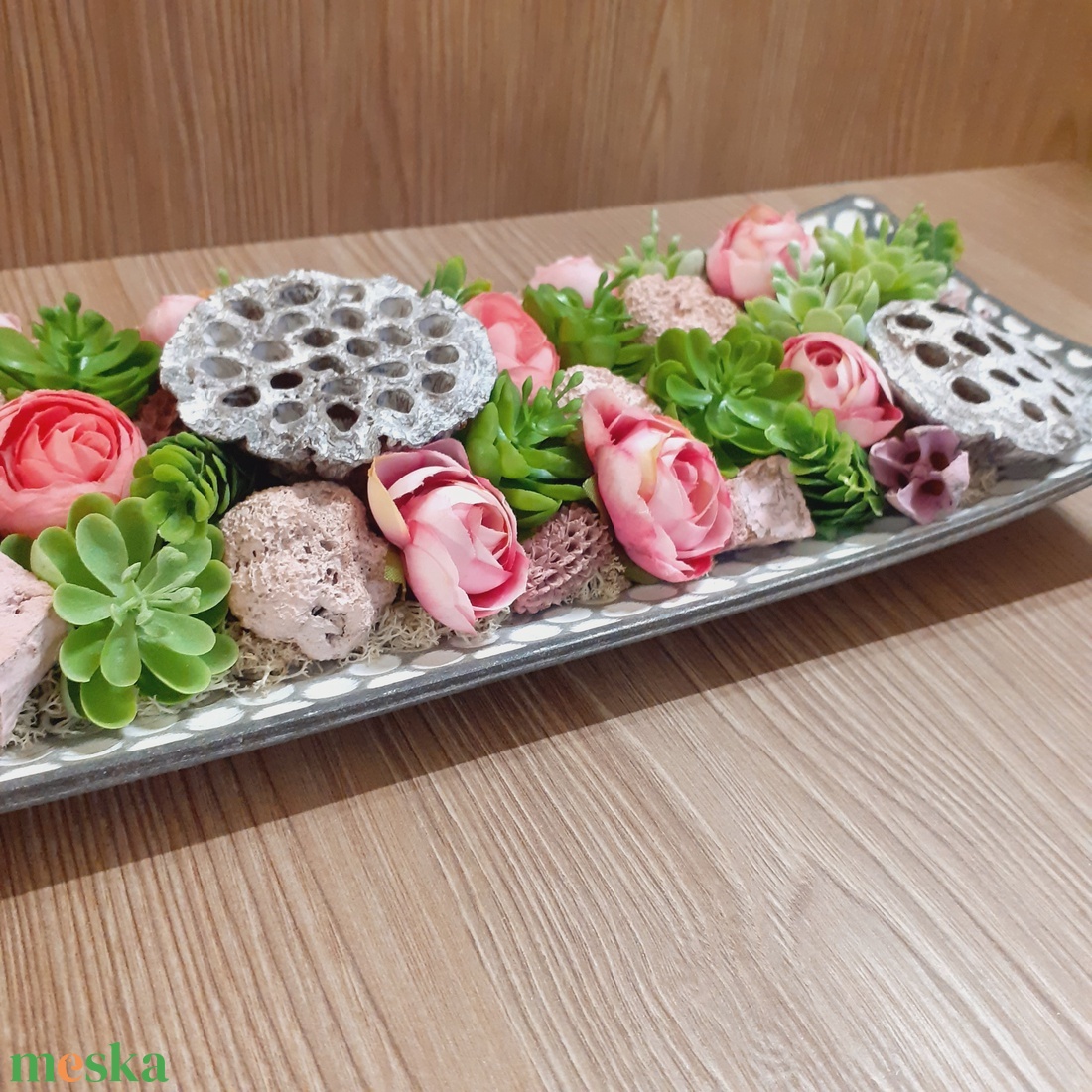 Asztaldísz selyemvirágokkal és termésekkel - otthon & lakás - dekoráció - asztal és polc dekoráció - asztaldísz - Meska.hu
