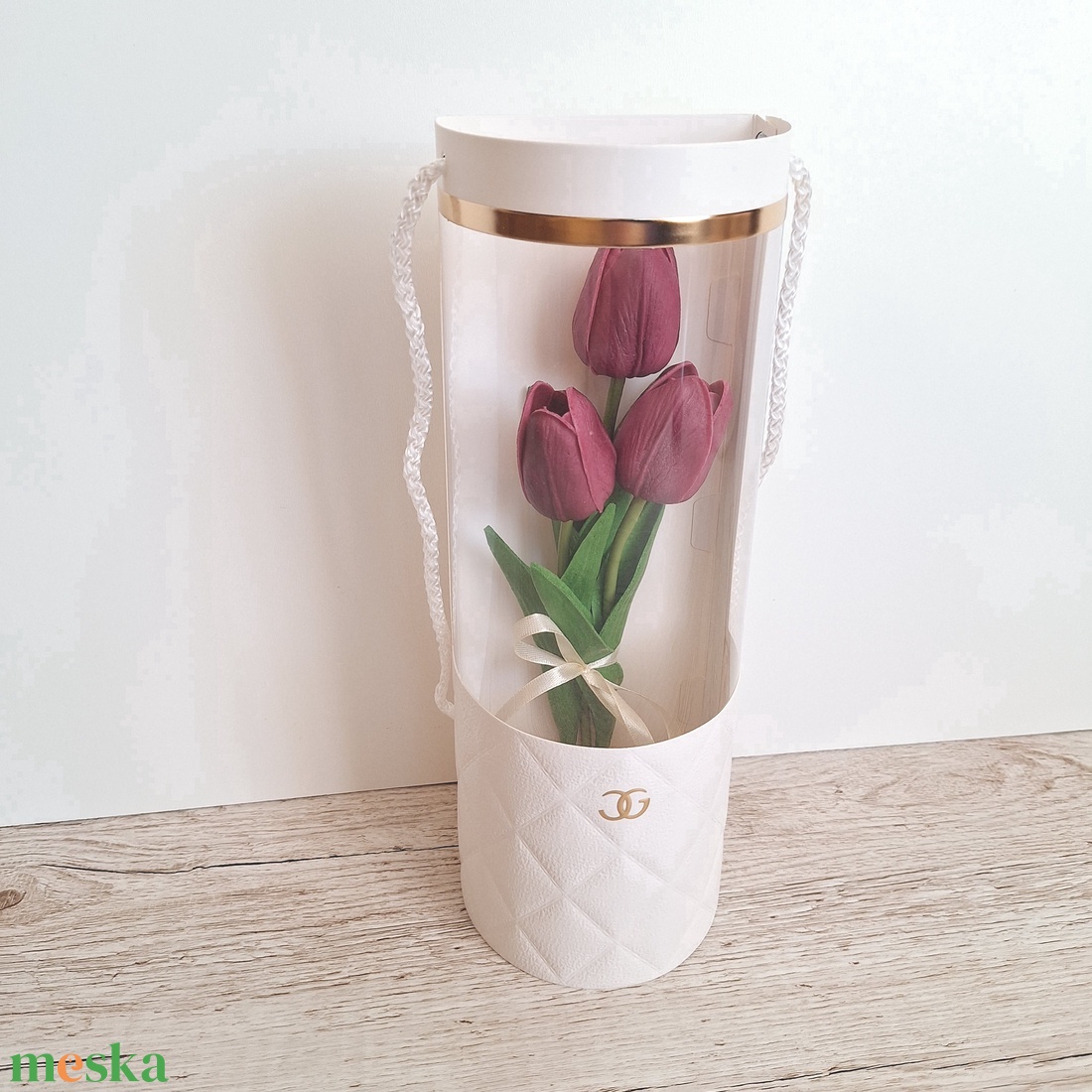 Élethű tulipánok virág táskában-sötét mályva - otthon & életmód - dekoráció - asztal és polc dekoráció - asztaldísz - Meska.hu Élethű tulipánok virág táskában-sötét mályva - otthon & életmód - dekoráció - asztal és polc dekoráció - asztaldísz - Meska.hu