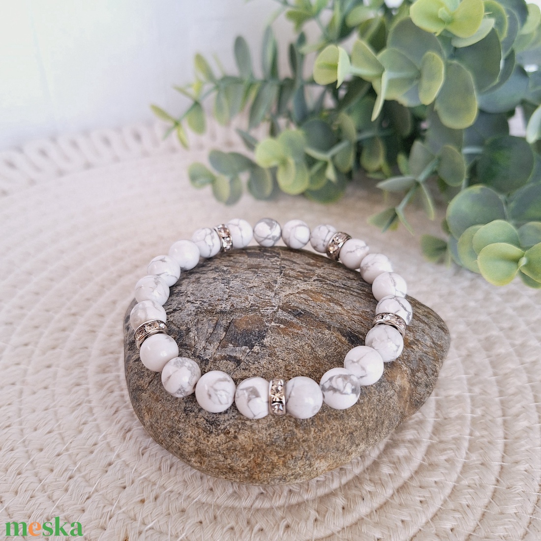 Strasszos howlit ásvány karkötő - ékszer - karkötő - gyöngyös karkötő - Meska.hu