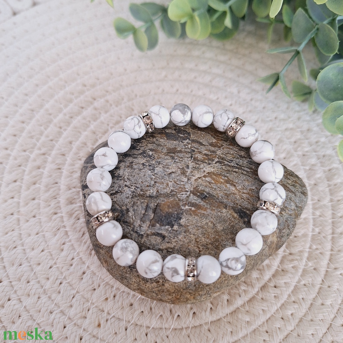 Strasszos howlit ásvány karkötő - ékszer - karkötő - gyöngyös karkötő - Meska.hu