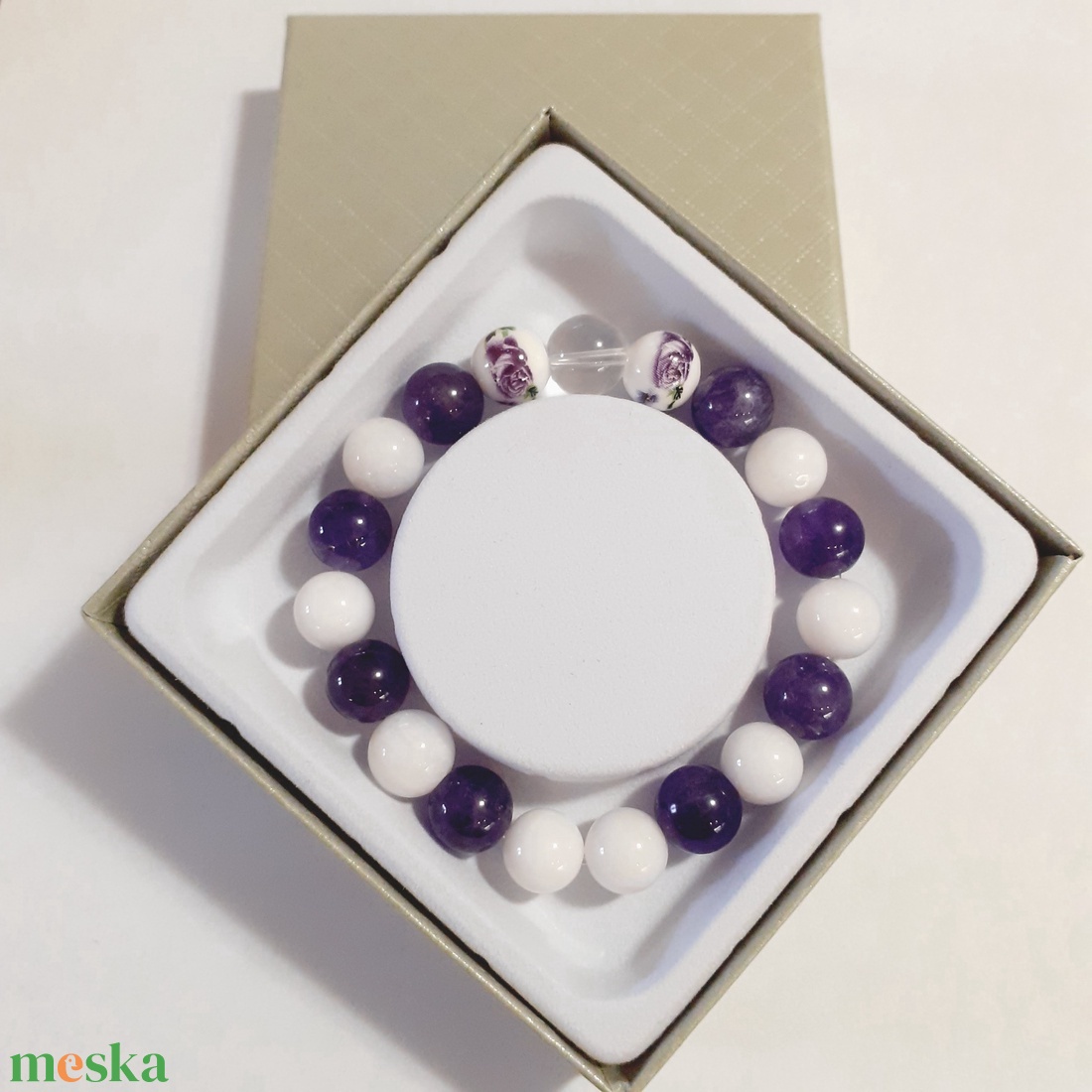 Ametiszt-tejkvarc ásvány karkötő - ékszer - karkötő - gyöngyös karkötő - Meska.hu