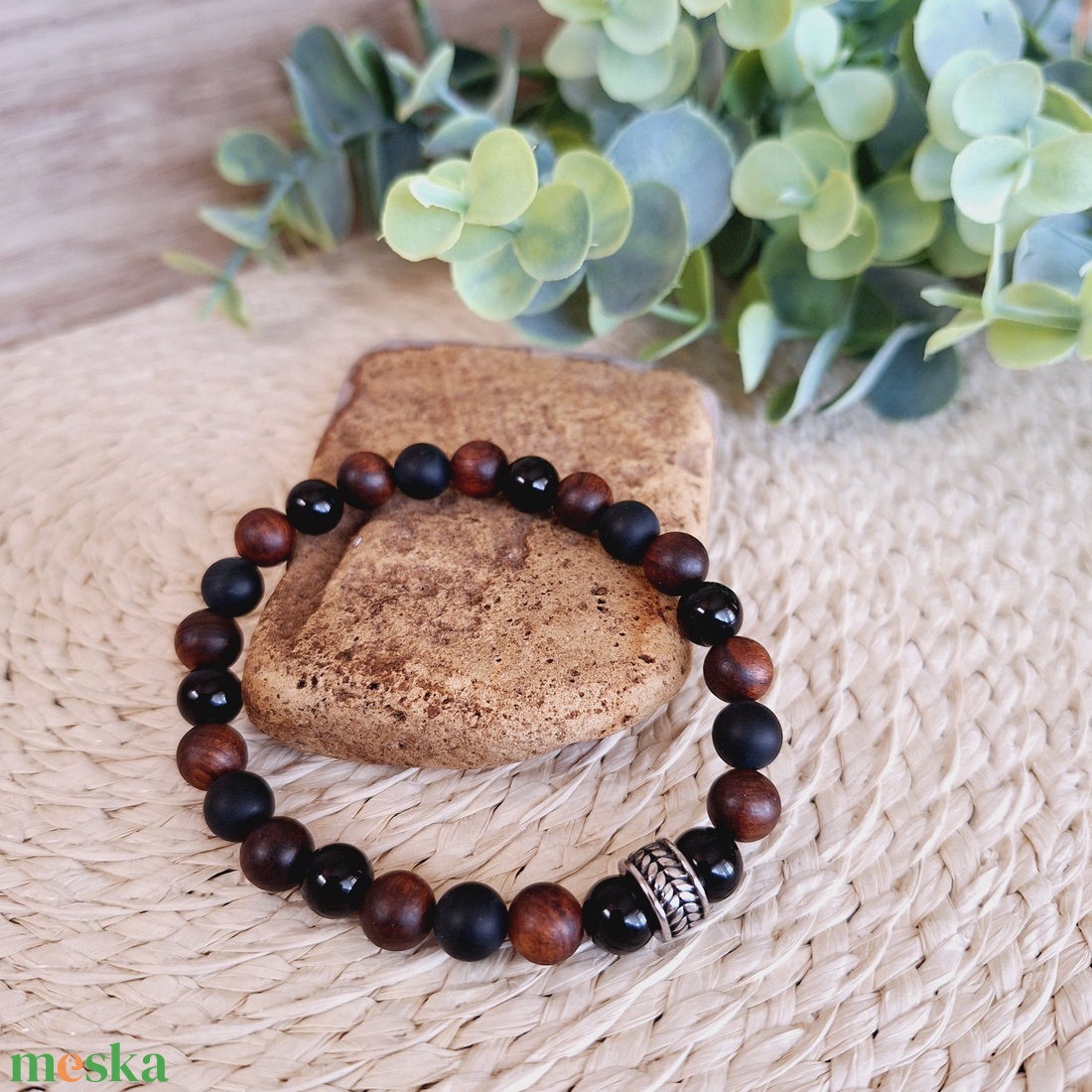 Illatos szantálfa és ónix ásvány karkötő - ékszer - karkötő - gyöngyös karkötő - Meska.hu