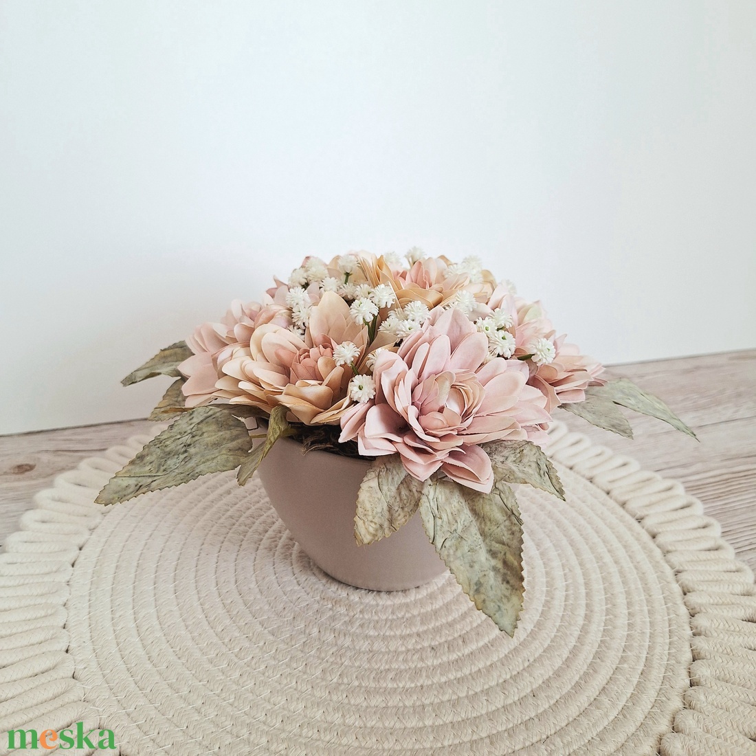 Asztaldísz dáliákkal-púder - otthon & életmód - dekoráció - asztal és polc dekoráció - asztaldísz - Meska.hu