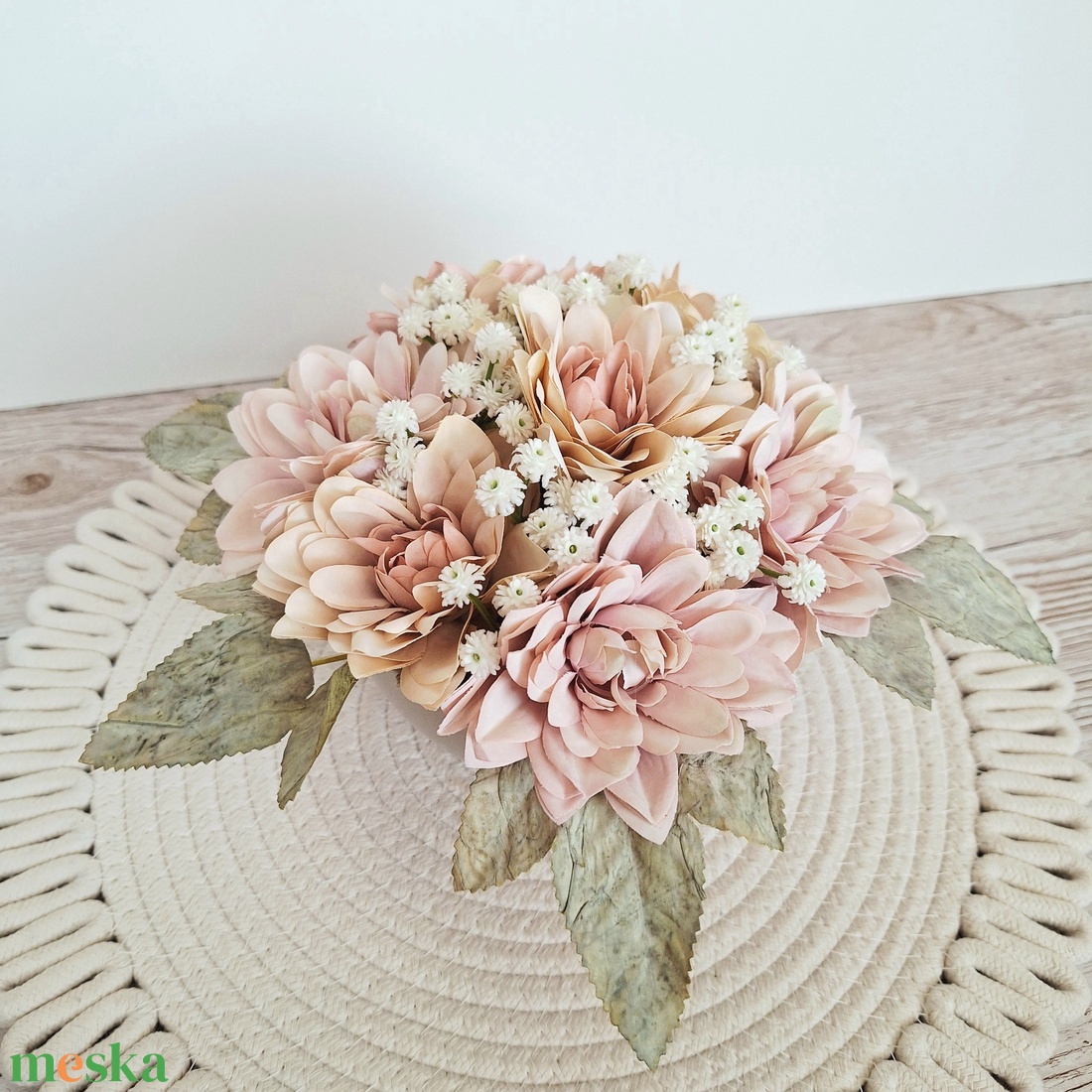 Asztaldísz dáliákkal-púder - otthon & életmód - dekoráció - asztal és polc dekoráció - asztaldísz - Meska.hu