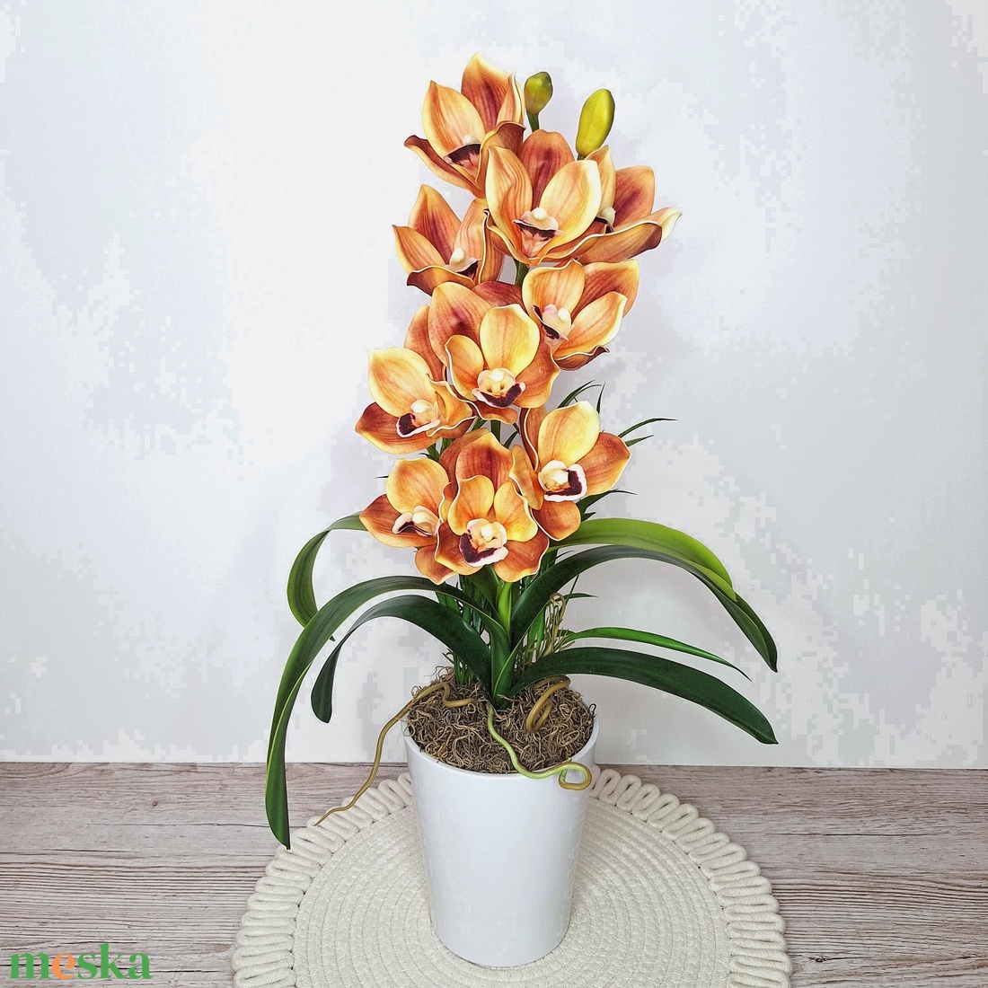 Cymbidium orchidea dekoráció kerámia kaspóban-narancs - otthon & életmód - virágdekoráció - virágdíszek - virágdísz kaspóban - Meska.hu