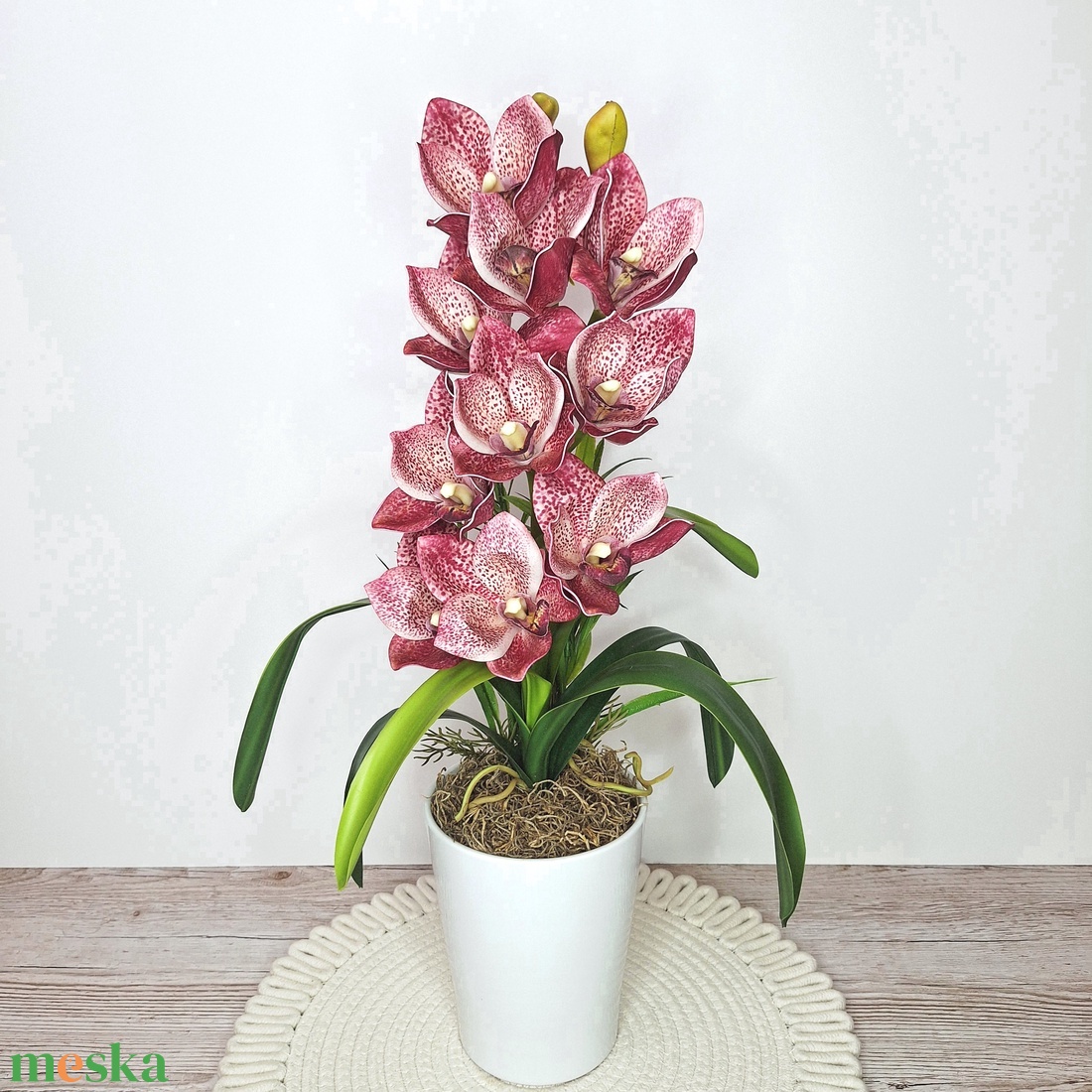Cymbidium orchidea dekoráció kerámia kaspóban-mályva - otthon & életmód - virágdekoráció - virágdíszek - virágdísz kaspóban - Meska.hu