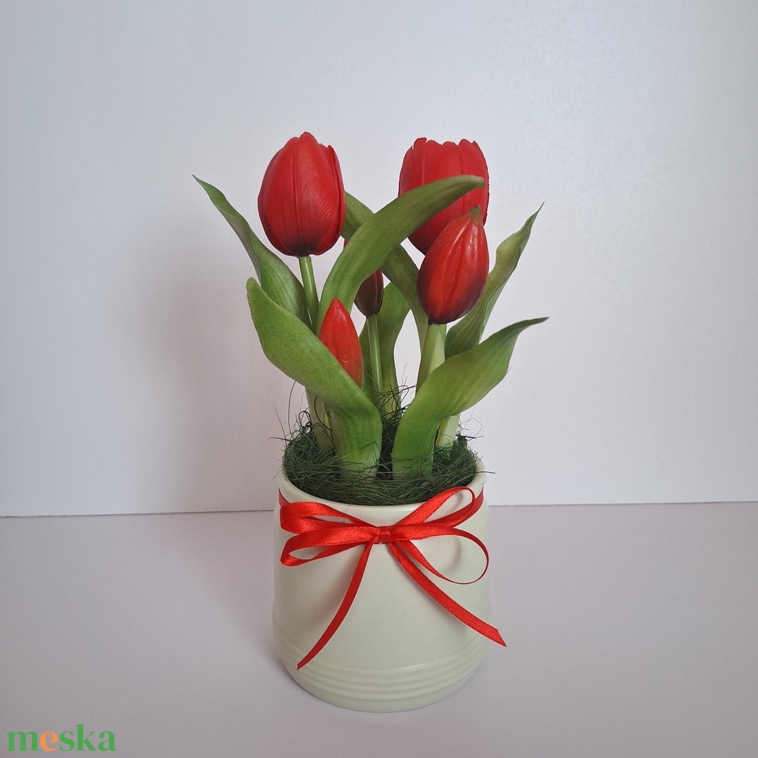 Élethű tulipánok kerámia kaspóban-piros - otthon & életmód - dekoráció - asztal és polc dekoráció - asztaldísz - Meska.hu