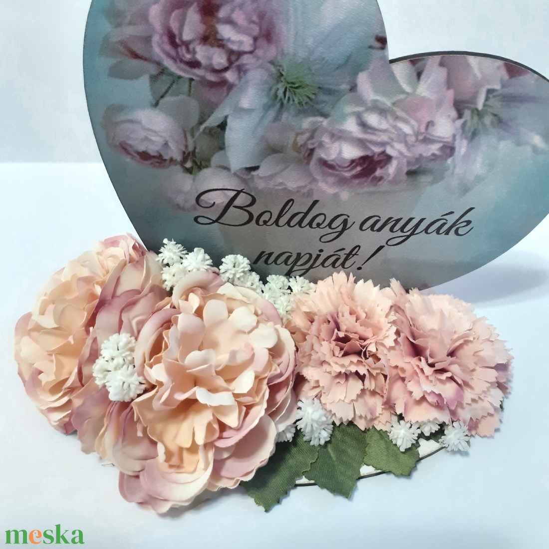 Anyák napi szív tábla selyemvirágokkal díszítve - otthon & életmód - virágdekoráció - virágdíszek - asztali virágdísz - Meska.hu