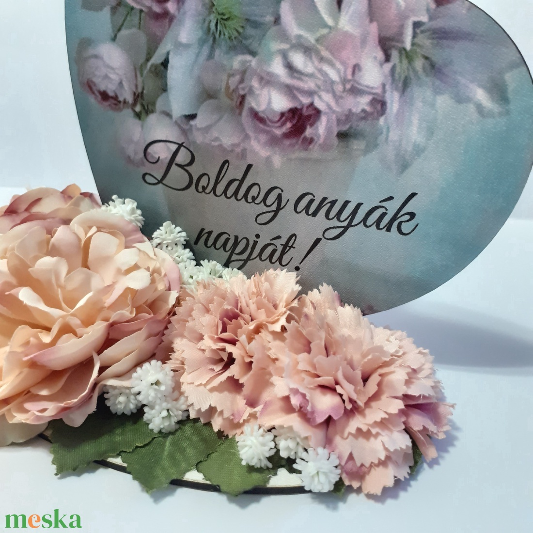 Anyák napi szív tábla selyemvirágokkal díszítve - otthon & életmód - virágdekoráció - virágdíszek - asztali virágdísz - Meska.hu