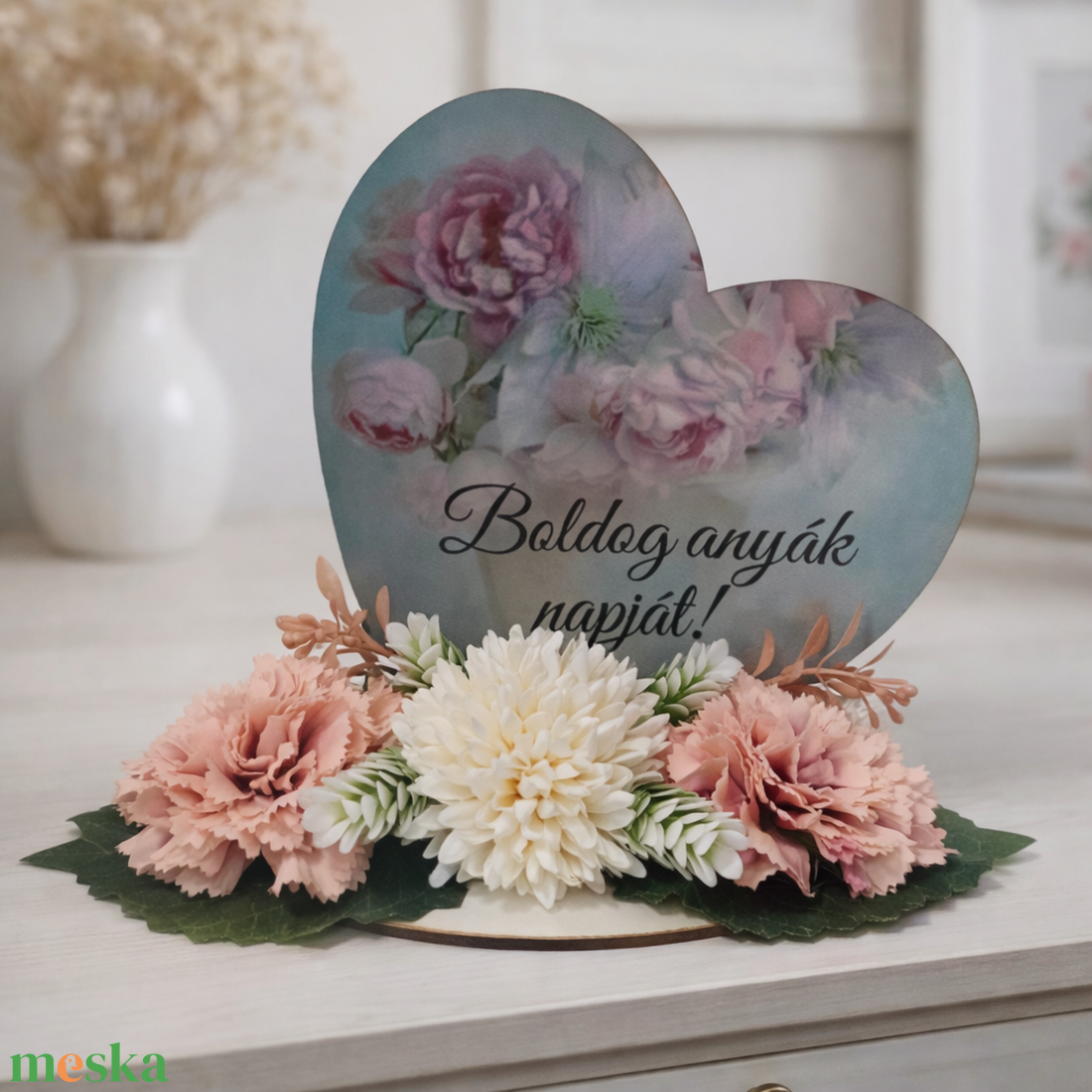 Anyák napi szív tábla selyemvirágokkal díszítve - otthon & életmód - virágdekoráció - virágdíszek - asztali virágdísz - Meska.hu