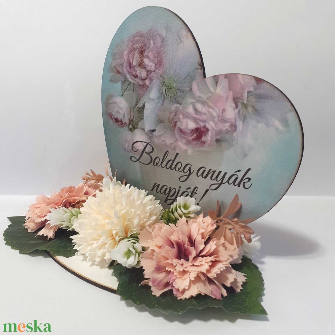 Anyák napi szív tábla selyemvirágokkal díszítve - otthon & életmód - virágdekoráció - virágdíszek - asztali virágdísz - Meska.hu