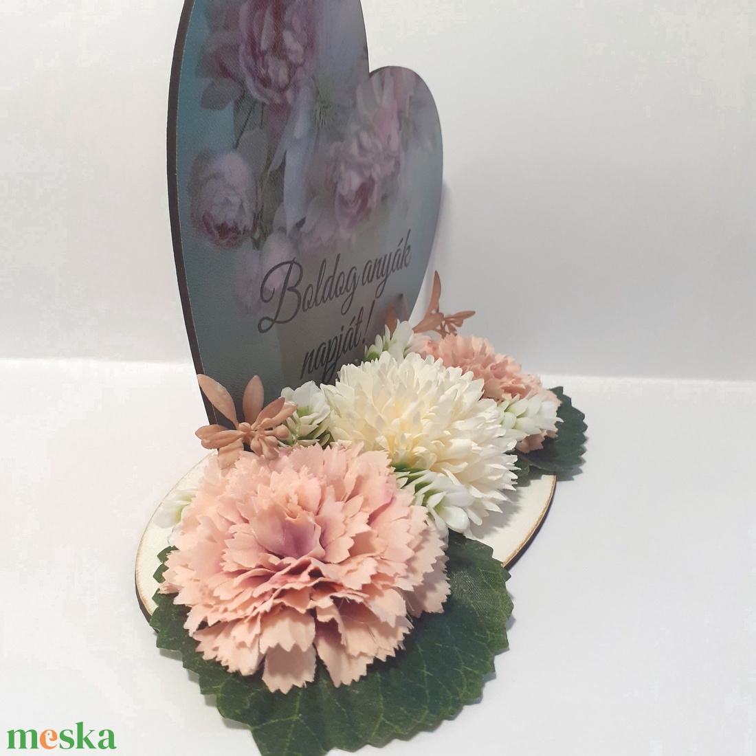 Anyák napi szív tábla selyemvirágokkal díszítve - otthon & életmód - virágdekoráció - virágdíszek - asztali virágdísz - Meska.hu