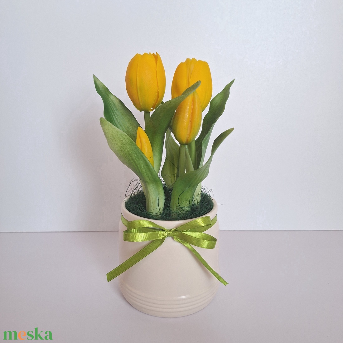 Élethű tulipánok kerámia kaspóban-sárga - otthon & életmód - virágdekoráció - virágdíszek - virágdísz kaspóban - Meska.hu