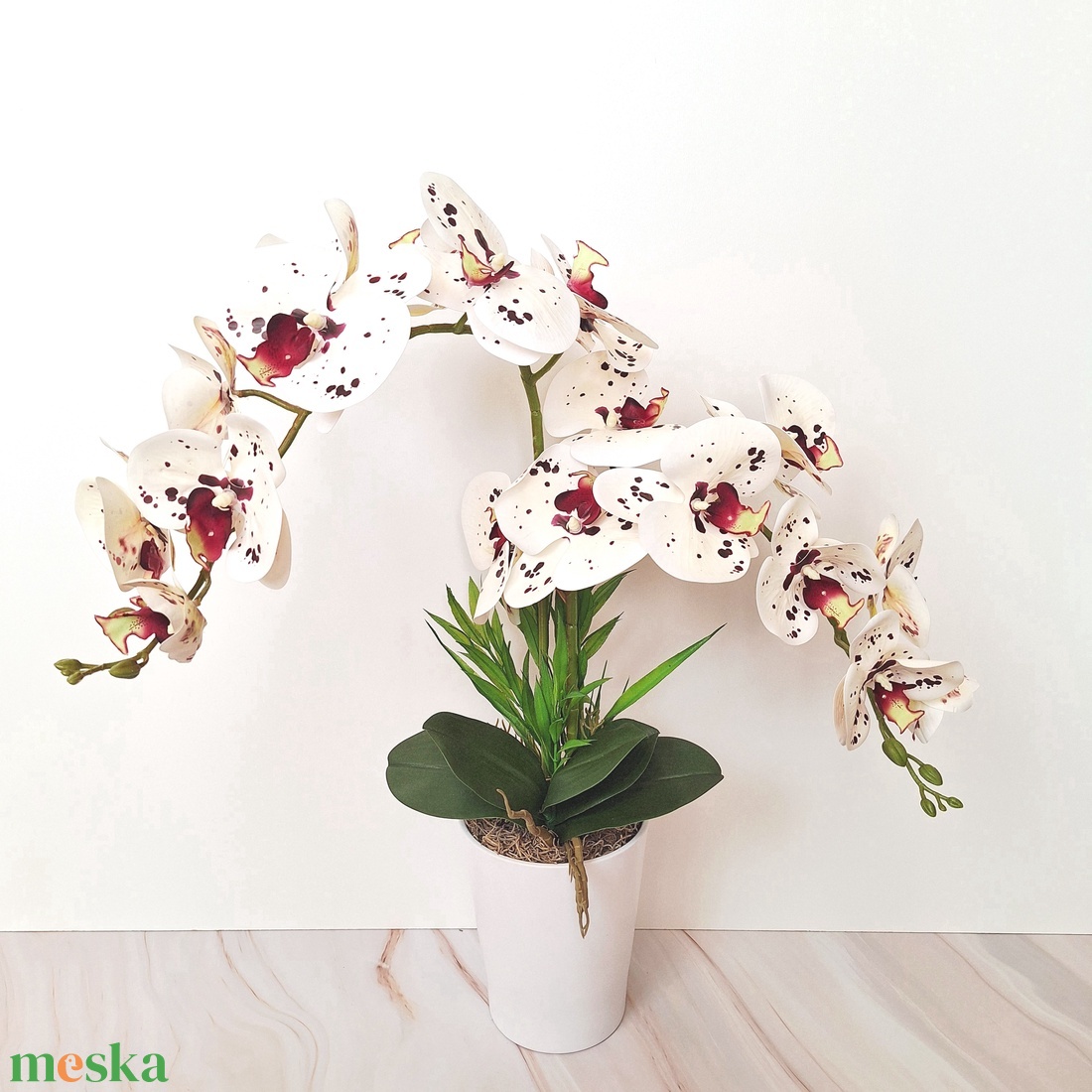 Orchidea dekoráció kerámia kaspóban-pettyes - otthon & életmód - virágdekoráció - virágdíszek - virágdísz kaspóban - Meska.hu