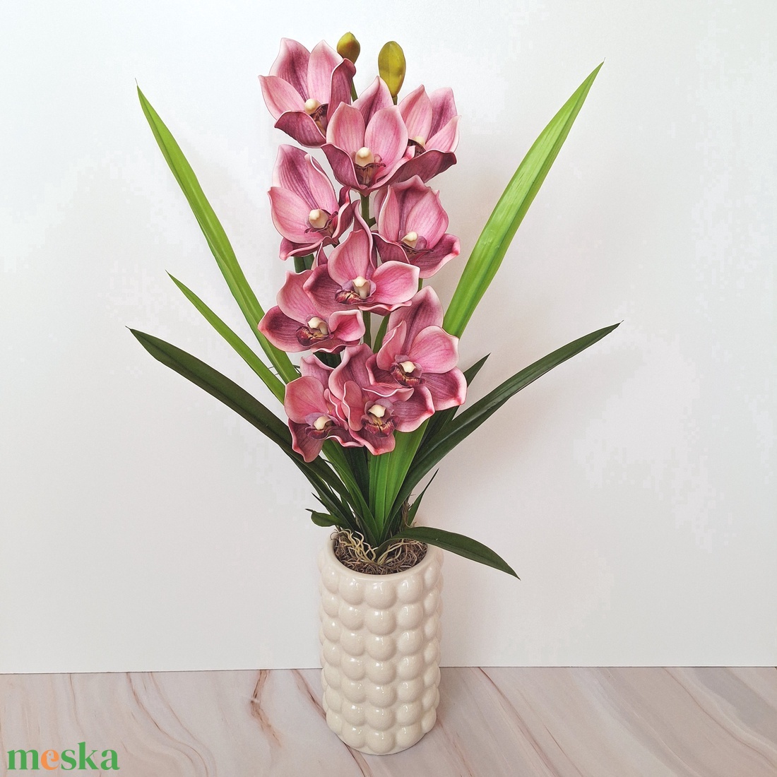 Cymbidium orchidea dekoráció kerámia kaspóban-mályva - otthon & életmód - virágdekoráció - virágdíszek - virágdísz kaspóban - Meska.hu