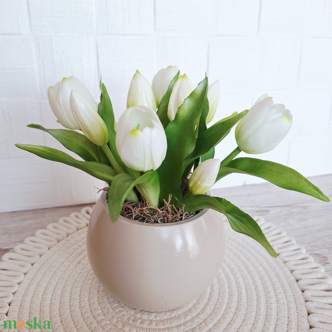 Tulipánok kerámia gömb kaspóban-fehér - otthon & életmód - dekoráció - asztal és polc dekoráció - asztaldísz - Meska.hu
