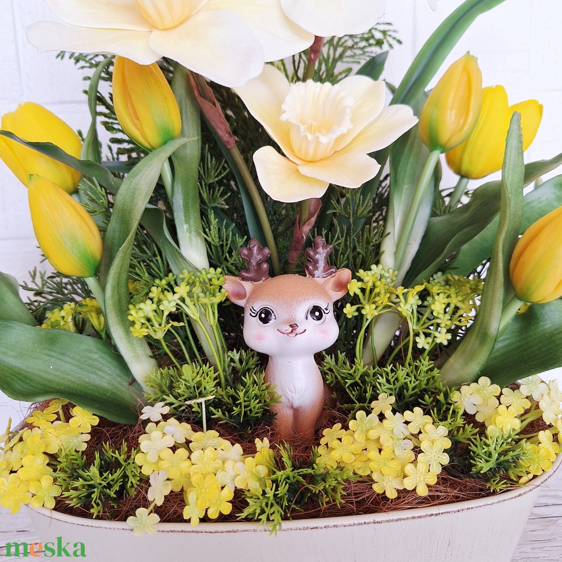 Tavaszi asztaldísz bájos őzikével - otthon & életmód - virágdekoráció - virágdíszek - virágdísz kaspóban - Meska.hu