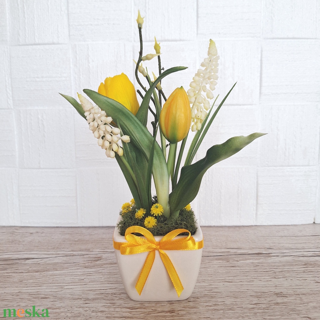Élethű tulipánok kerámia kaspóban-sárga masnis - otthon & életmód - virágdekoráció - virágdíszek - virágdísz kaspóban - Meska.hu