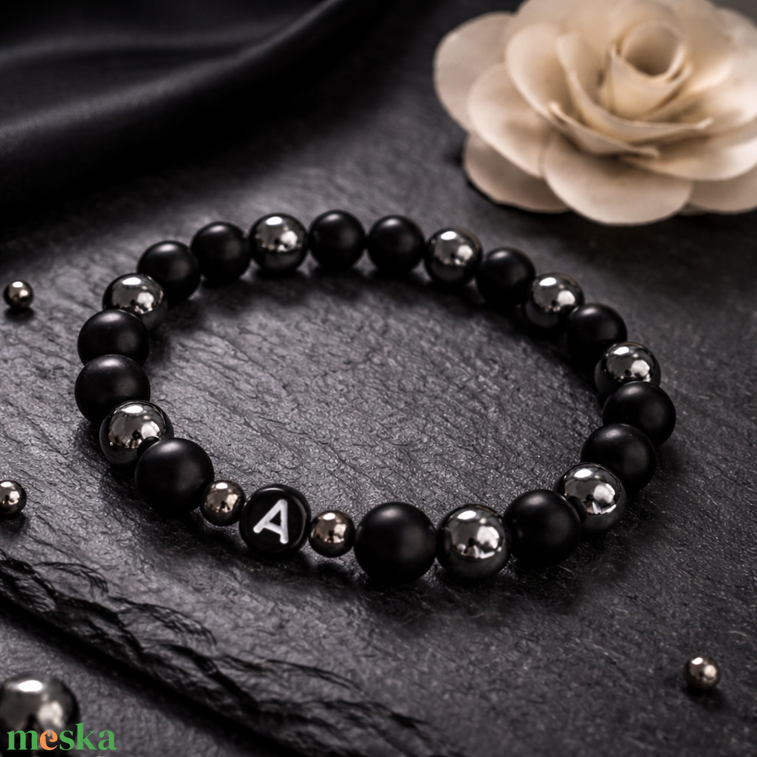 Ónix és hematit ásvány karkötő betűvel - ékszer - karkötő - gyöngyös karkötő - Meska.hu