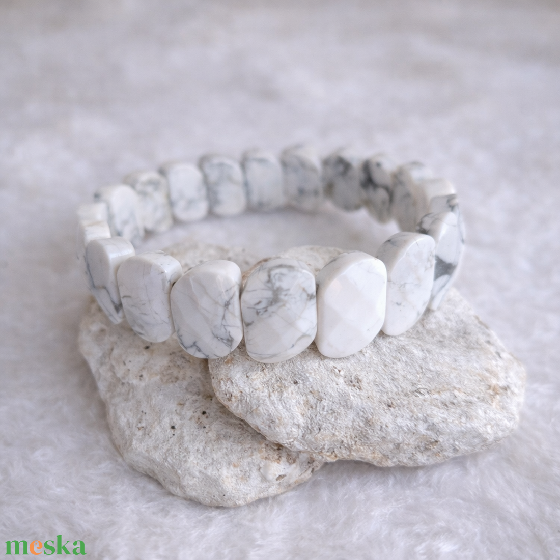 Howlit lapos,fazettált ásvány karkötő - ékszer - karkötő - széles karkötő - Meska.hu